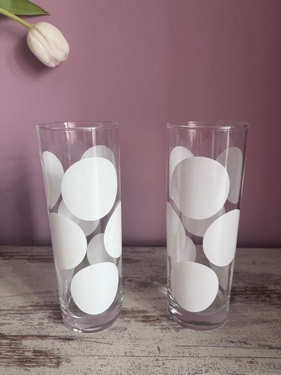 Две стъклени чаши